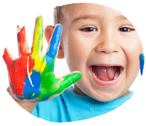 Niño con manos pintadas de colores
